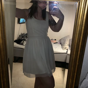 Sommarklänning - Vit sommarklänning från Red Label! Perfekt till sommar, student, examen eller skolavslutning! Storlek S/M🥳