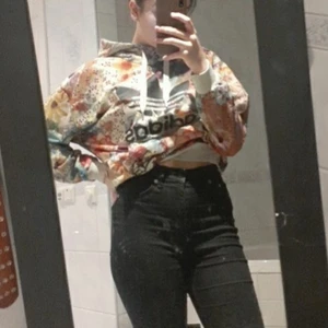 Hoddie - Äkta färgglad adidas hoddie, säljs pågrund av inte min stil, aldrig andvänd