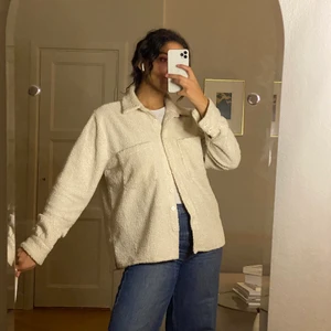 Teddy skjorta från Nelly storlek 38 - Skickas endast -köparen står för frakt.  För referens är min längd 174 cm.