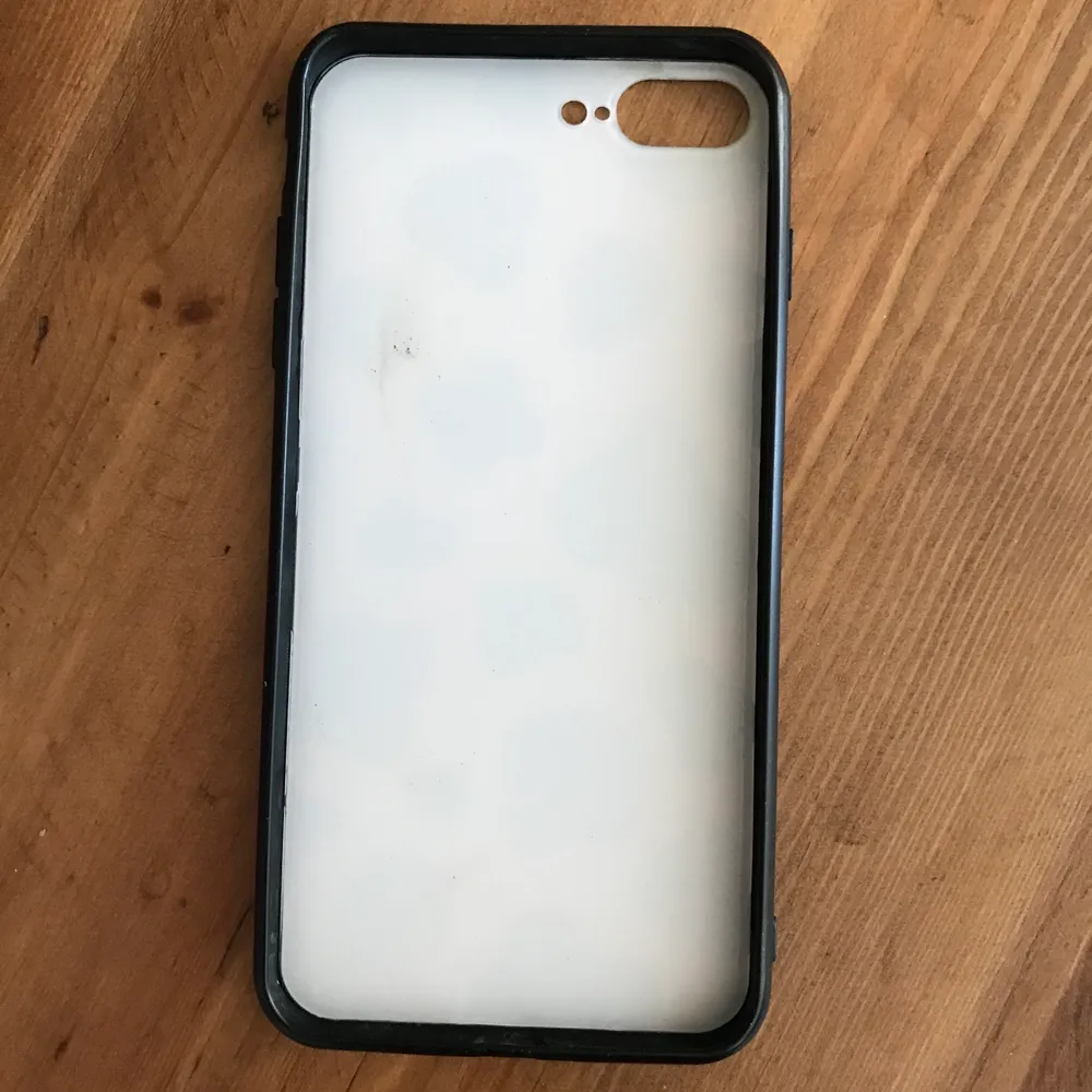 **NOTE: I AM SELLING TWO KO MOBILSKAL— THIS ONE IS PRE-OWNED AND A DIFFERENT PATTERN** Bought on Plick. Fits iPhone 7/8 Plus. Rubberised but not silicone. There’s a faint discolouration (probably self tan) and scratches on the case that the seller didn’t disclose. I can take closer pics. Want gone, hence the inexpensive price. Smoke and pet free storage space. Disclaimer: Please expect some general wear in all secondhand pre-owned items as they have lived a previous life, so do not expect a mint item.. Accessoarer.