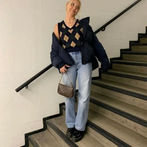 Monki yoko jeans - Supersnygga och trendiga jeans från monki i modellen Yoko. Färgen är i mid blue och dom är storlek 27💞