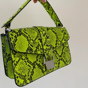 Handväska - Finns längre band i så att man kan ha den över axeln 