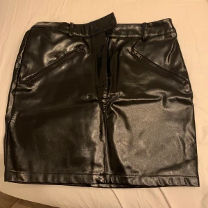 Skinnkjol - En assnygg skinnkjol från NAKD