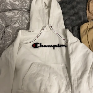 Champion hoddie - Vit champion hoddie i xs, helt ok, du står för frakten ❤️❤️ köpt för runt 700kr