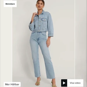 Ekologiska raka jeans NAKD - Säljer dessa snygga jeans från NAKD som tyvärr har töjts och blivit för stora på mig! De är i bra skick men har använts en del så säljer dem för 299kr, orginalpriset är 400kr!!🦋🦋 stl 34 men mer som S då de är stora för mig som är en XS!