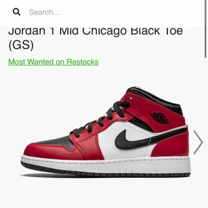 Jordan 1 mid Chicago black toe  - Använda ett tag något slitna men fint skick! Pris går att diskuteras
