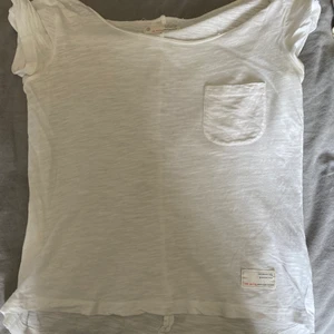 Tshirt - En helt vanlig basic tshirt med en ficka där fram, superskön och fin💓