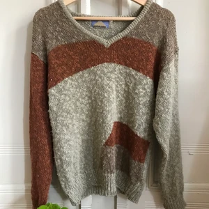 Vintage stickad tröja  - Vintage stickad tröja från märket harajuku🌼 Supermjuk v-ringad stickad vintage tröja med coolt mönster. Kontakta mig vid frågor :)