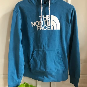 North Face Hoodie - Vintage north face hoodie🌼 Supermjuk hoodie i väldigt bra skick! Från beyond retro zinken. Kontakta mig vid frågor :)