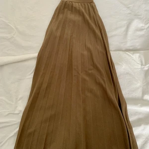 Brun-knälång-kjol - Knälång- brunskimmrig kjol! Skimret syns mer i solljus- därav försökt till rättvisa bilder!! 