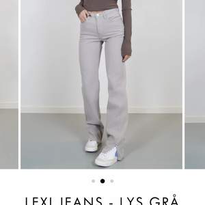 Ett par grå jeans från venderby’s i storlek S. Passar på en som är runt 170cm🌸  säljer pgr av fel storlek💖 original pris 620kr men säljer dom för 500kr