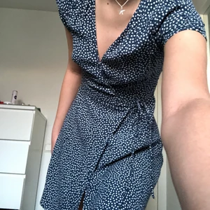 &OtherStories klänning  - Min älskade klänning från &other story som är så fin mörkblå blommig med knyte på sidan! Är använd några fåtal gånger och har tyvärr fått en fläck vid bröstet ungefär, (skriv om ni vill se bild) därav lågt pris! Jag köpte den i en för liten storlek så den kommer inte till användning! Buda i kommentarena!💕💕