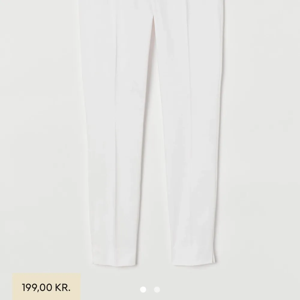 Ett par vita kostymbyxor från HM i storlek 34. Jättefina och går att både klä upp och klä ner. Nypris 200kr. Säljer de pga att de är för små💕💕. Jeans & Byxor.