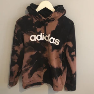 Adidas hoodie - Då säljer jag en adidas hoodie så har väldigt fint mönster och supercool,används några gånger men ändå i väldigt bra skick