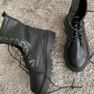 Svarta kängor - Säljer eftersom de inte passade mig i storleken och hann inte lämna tillbaka. Skorna är därför helt oanvända.