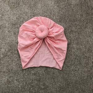 Jättesöt rosa turban. Helt ny oanvänd. Säljs för 50kr. Skickas endast.