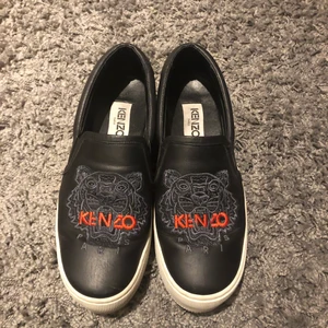 Kenzo skor! - Kenzo skor slip on! 👟 inköpta från NK i Stockholm sommaren 2018. Kvitto, skokartong & dustbag medföljer. Mycket sparsamt använda.🥳 Frakt står köpare för annars hämtas dem upp i Norrköping. Nypris: 3000kr mitt pris: 600kr