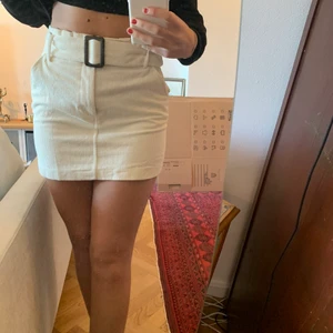 Manchester kjol - Säljer min älskade Manchester kjol pga att den är för kort. Bältet går att ta bort! Köpte kjolen vintern 2019 på zara  och knappt använd💞💞