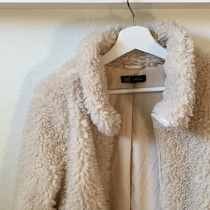 Fluffig jacka  - Teddyjacka från zara, så himla mysig men tyvärr inte min stil längre!