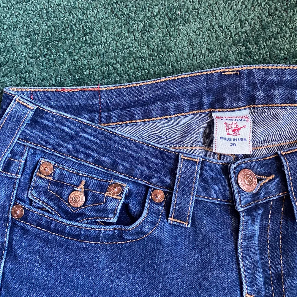 Superfina true religion jeans med lite bootcut, inga täcken på användning. Dom är förstora och för långa för mig. Jag är 161 cm och har midjemått 63 cm, höftmått 80 cm. Fraktinfo står i bion🤩. Jeans & Byxor.