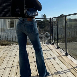 Crocker POW FLARE JEANS - INTRESSEKOLL! Säljer dessa supersnygga POW FLARE jeans. Det är märket CROCKER men de säljs ej längre. Dessa jeans är midwest/lowest och är väldigt trendiga just nu. Jag köpte de i storlek 29/32 och jag är 167 cm lång. Retur stöds ej. 