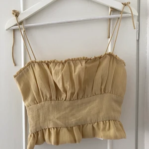 Topp - En superfin gul somrig topp som jag köpt i Australia men tyvärr inte fått användning av