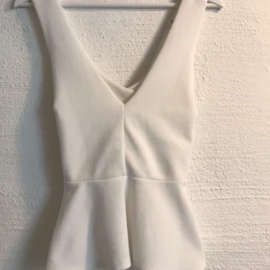 Vitt linne  - Superfint vitt linne, använt 2 gånger. Passar storlek M/S🥰 minns faktiskt inte vart jag köpt den!