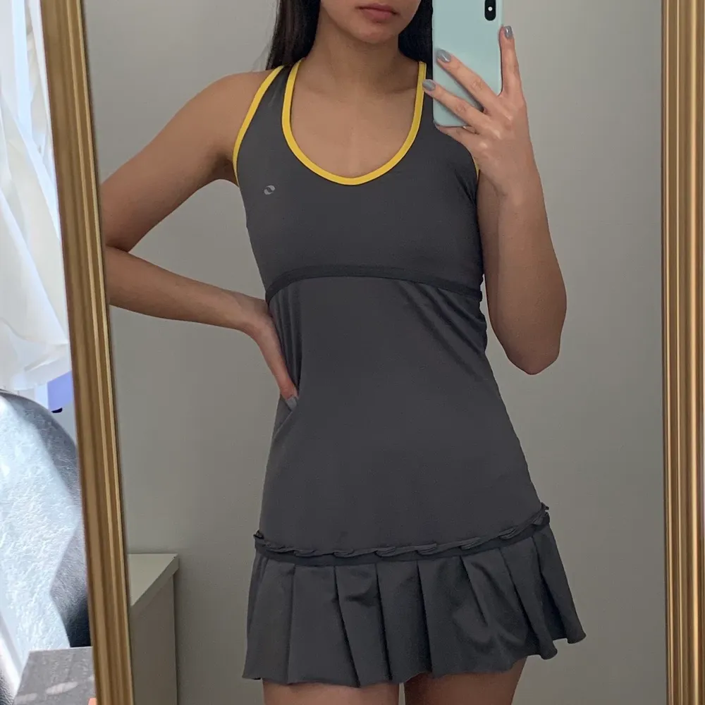 En oanvänd Padel/Tennis klänning i storlek S.  Köparen står för frakten som ligger på 65 kr och betalning sker via swish<3. Klänningar.
