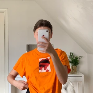 T shirt  - Helt vanlig T shirt med coolt tryck. Från carlings, används inte. Storlek S