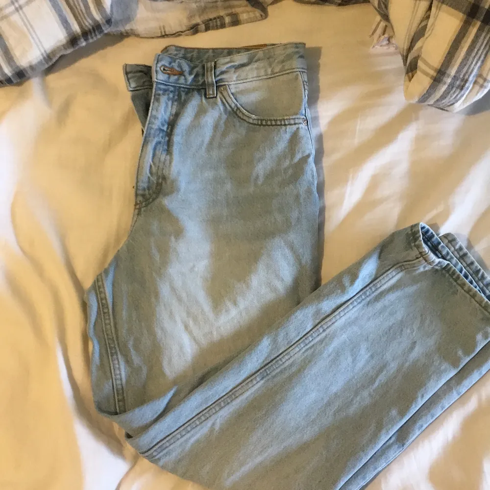 Ett par mom jeans använda lite. fina inga hål nypris 499kr (köparen står för frakt). Jeans & Byxor.