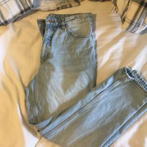 Ett par mom jeans använda lite. fina inga hål nypris 499kr (köparen står för frakt)