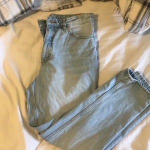 Mom jeans  - Ett par mom jeans använda lite. fina inga hål nypris 499kr (köparen står för frakt)
