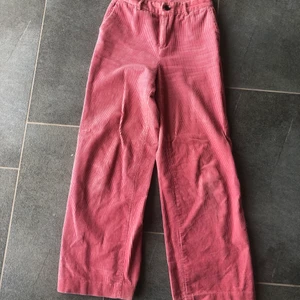 Rosa manchesterbyxor  - Från Monki, stl. 34 passar mig som är 159. Betalar frakten.