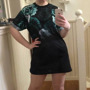 T-Shirt/Klänning - T-shirt i ”sportmaterial” i herrstorlek M från H&M, har använt sparsamt som klänning. Ärmarna är fästa i upprullat läge men trådarna bör gå att ta bort om man vill. Möts upp i norra Värmland eller postas 😚🤍