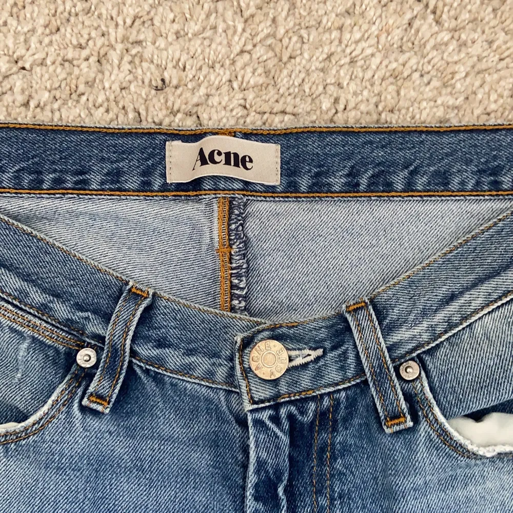 Så fina lowwaist Acne jeans som aldrig är använda! Säljer då jag har ett liknande par☺️ lite slitet på märket där bak🙌🏼straight modell! Skriv privat för fler bilder! Det står 33/32 i storlek men passar bra på mig som har 36💕Frakten blir 66kr. Jeans & Byxor.