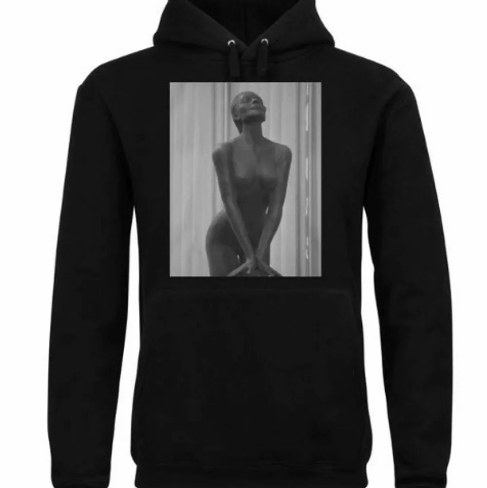 Säljer denna hoodie i strl S. ”Strapsen” på hoodie ser ut som på bild 2💕 Säljer pga att ja inte använder längre men den är i mycket bra skick. Skriv för egna bilder❤️ Köpte för 600 och säljer för hundra, så väldigt bra pris💜🤝. Hoodies.