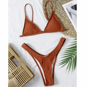Klassiskt bikini set med höga trosor - Superfint brunt bikini set med högmidjade trosor. Knäppning i ryggen. Köpt från Shein, aldrig användt endast testat! Storlek S i över & underdel! Säljs pga toppen är för liten för mig, passar någon med A-kupa. Säljer för 80 kr + frakt på 24 kr.
