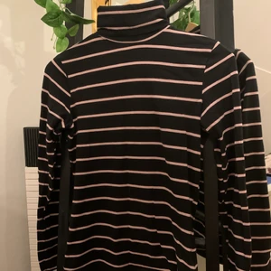 Svart och rosa polotröja stl 36/38 - Wow wow 😍 denna polotröjan passar så bra och är så skön att ha på! Köpte för länge sen och har glömt så är mycket bra skick:)