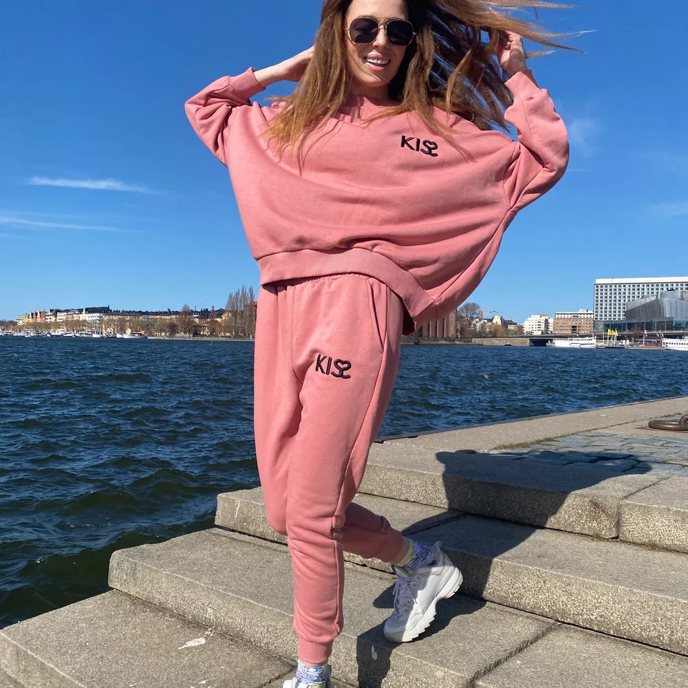 Fantastisk NY rosa kostym. Den outfit kommer att vara perfekt för sommarvandringar. Kostym består av en hoodie och långa byxor. Bra textil (bomull). Passar kvinnor som är från 160cm till 170cm långa.. Kostymer.