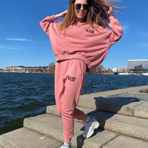 Kostym oversize S size - Fantastisk NY rosa kostym. Den outfit kommer att vara perfekt för sommarvandringar. Kostym består av en hoodie och långa byxor. Bra textil (bomull). Passar kvinnor som är från 160cm till 170cm långa.