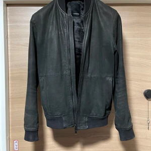 J. Lindeberg mocka bomber S passar även M - Fint skick och impregnerad. Enbart något år på nacken. 