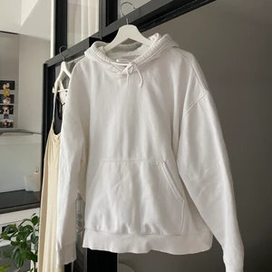 Vit sweatshirt från Weekday  - Endast använd 1-2 gånger så i mycket fint skick. ⭐️