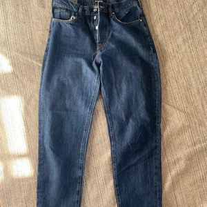 Jeans KARVE - Jeans från KARVE med blekt ficka i girlfriend passform. Inga defekter