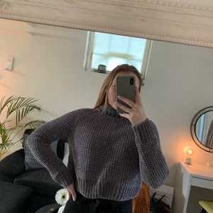 Lila tröja - Från hm, sparsamt använd, 100 kr inkl frakt. Pris kan alltid diskuteras 