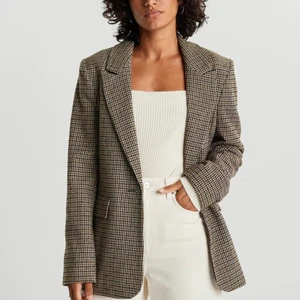 Rutig Kavaj - Jättefin kavaj i nyskick från Gina Tricot! Köptes för 699kr, säljer för 300 exklusive frakt