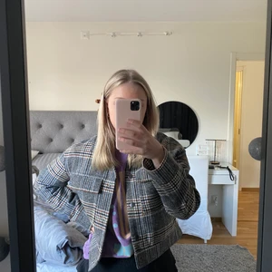 Rutig jacka från Gina - En kortare rutig jacka ifrån Gina tricot. Endast använd ett fåtal gånger därav superbra skick!! 