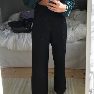 Kostymbyxor - Svarta bekväma kostymbyxor med stretchiga midja