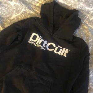 Hoodie - Svart dirtcült hoodie, bra skick. Köparen står för frakt💖 