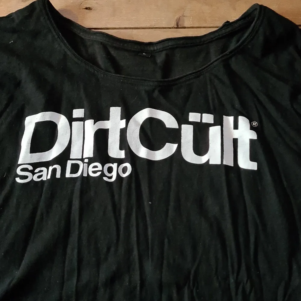 Säljer min dirtcult T-shirt som knappt är använt. Är i storlek l, men är mer m. . T-shirts.