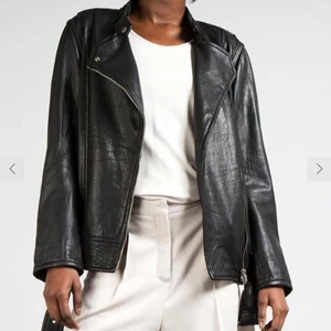 J.Lindeberg Maya summer leather - Helt ny skinnjacka i storlek 38 från J.Lindeberg med prislappen kvar. En knapp har åkt av, därav det billiga priset! Jag har dock knappar till den så att det går att fixa hos en skomakare/läderspecialist. Lite oversize i passformen och huur skönt läder som helst! Originalpris är 5000 men jag säljer för 1500!